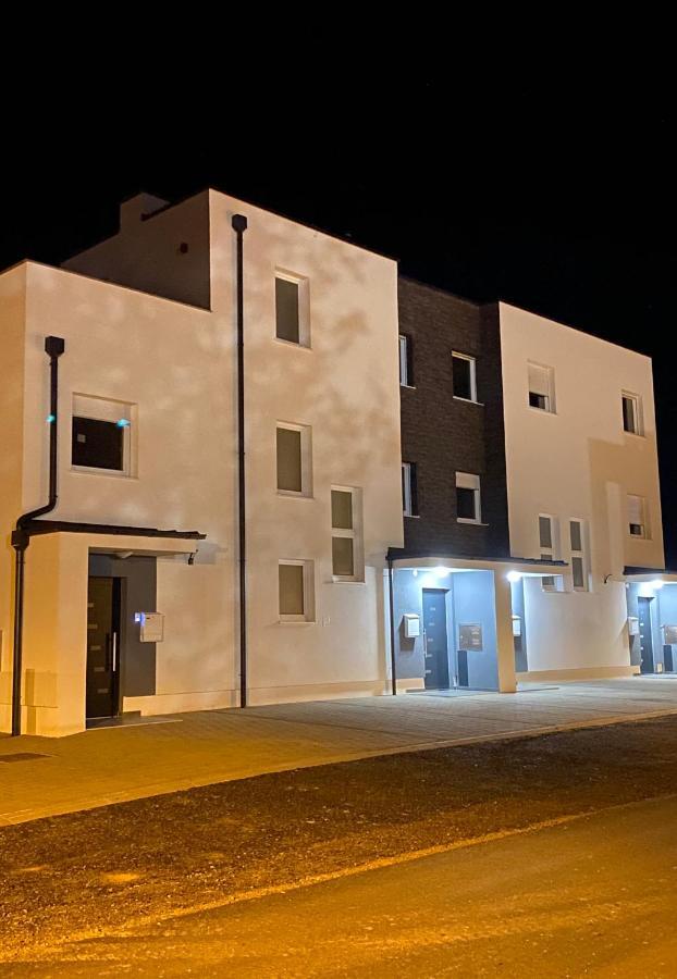 Penthouse West S Appartamento Varaždin Esterno foto