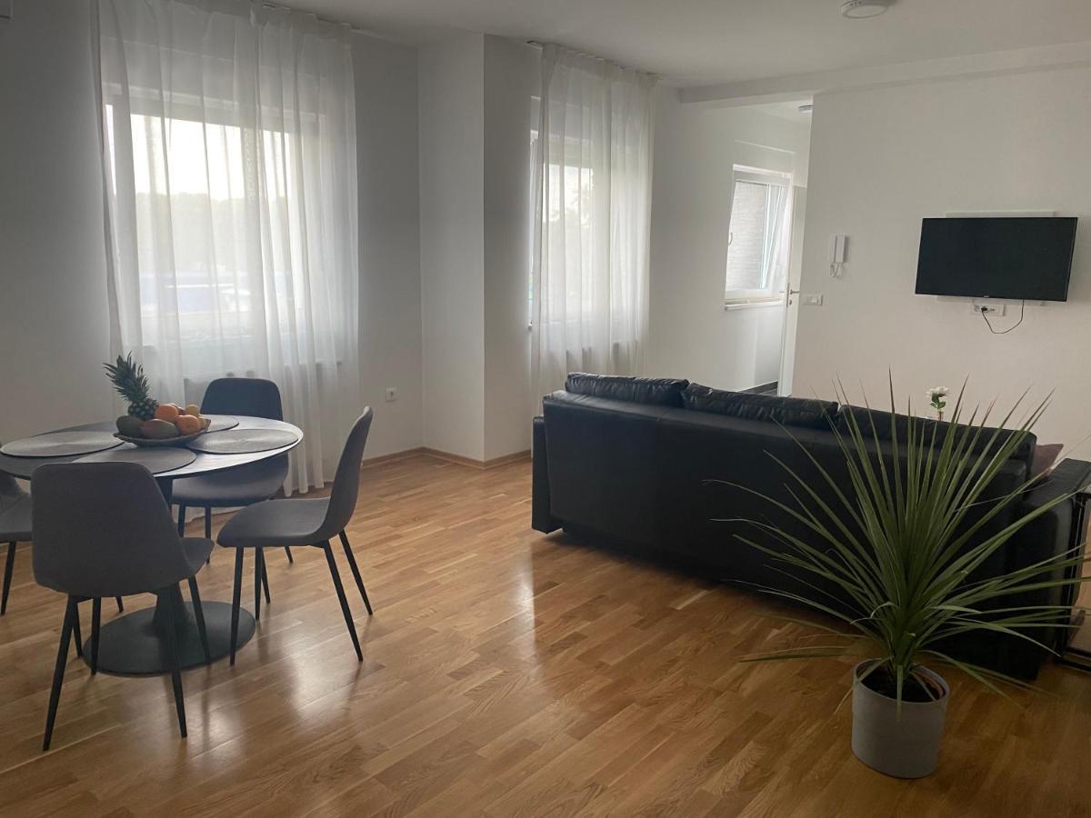 Penthouse West S Appartamento Varaždin Esterno foto