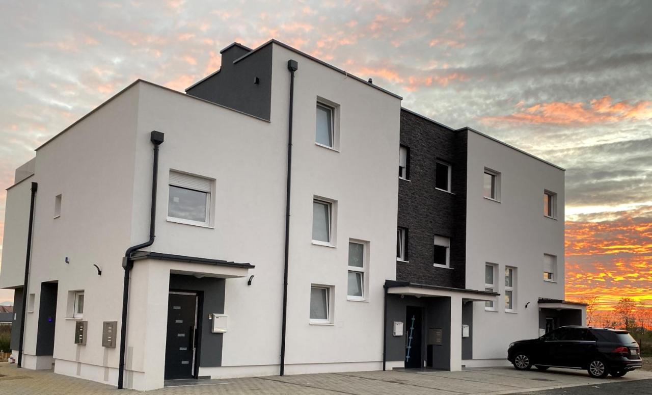 Penthouse West S Appartamento Varaždin Esterno foto